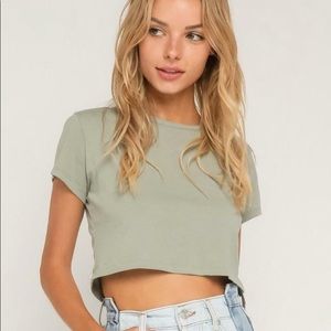 SAGE GREEN CROPPED TEE